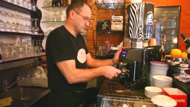 Официант готовит кофе — стоковое видео