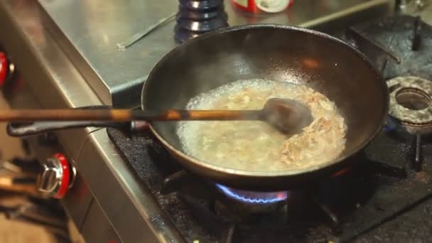 中華鍋で炒め麺 — ストック動画