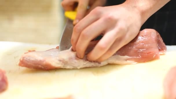 Kocken styckning av kött — Stockvideo