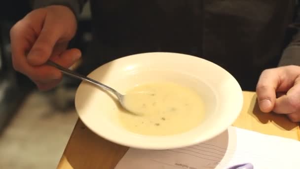 Hombre comiendo sopa caliente — Vídeos de Stock