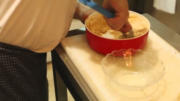 Chef-kok scooping consumptie-ijs — Stockvideo