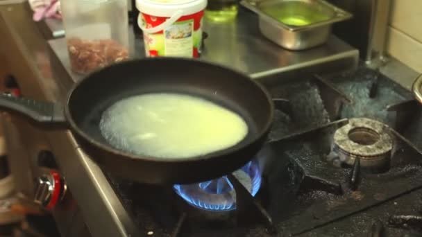 Chef girando mantequilla en sartén caliente — Vídeo de stock