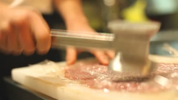 Chef che intenerisce la carne — Video Stock