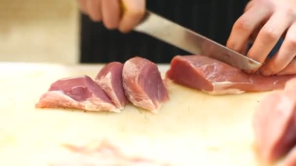Шеф-кухар різання м'яса — стокове відео