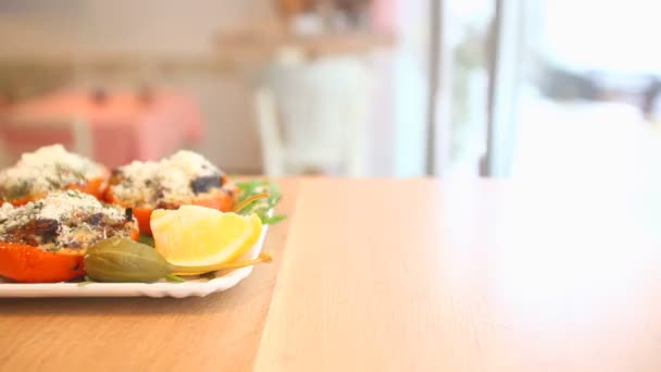 Comida vegetal en un plato en un restaurante — Vídeo de stock