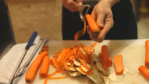 Chef preparando zanahorias — Vídeo de stock