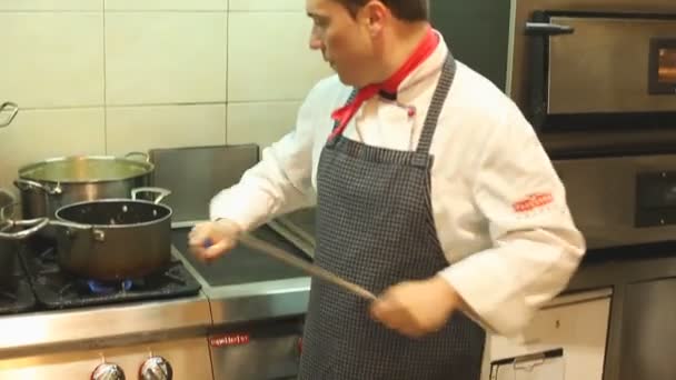 Шеф-повар точит ножи — стоковое видео