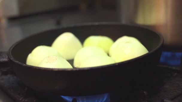 Cipolle tagliate a metà frittura — Video Stock