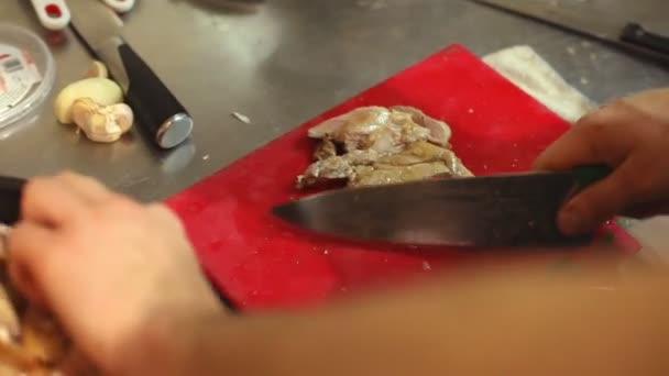 Kocken styckning av kött — Stockvideo