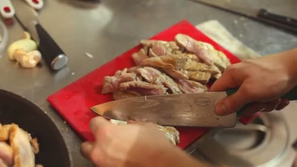 Chef coupant la viande — Video