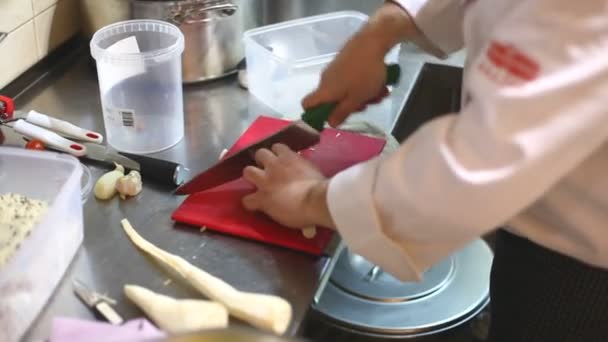 Chef cutting kohlrabi — Stock Video