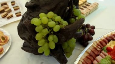 Masanın üzerine düzenlenen gıda