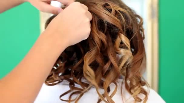 Estilista peinando pelo de novia — Vídeos de Stock