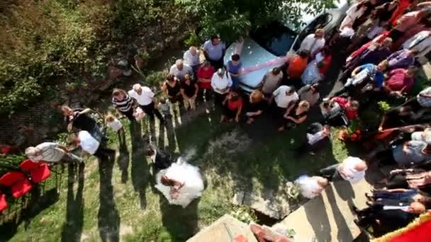 Mujer y hombre caminando el día de la boda — Vídeos de Stock