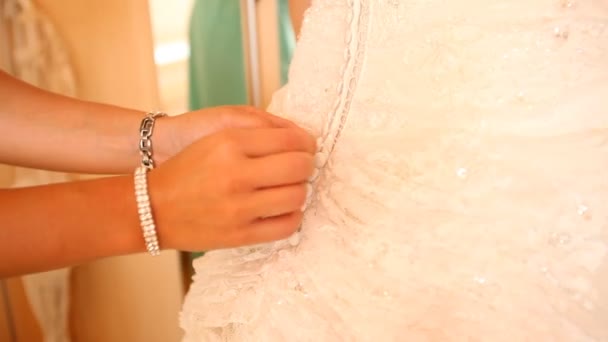 Bridesmaid dressing bride — Stock Video