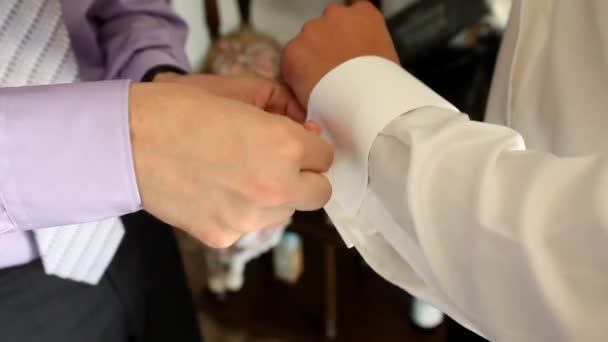 Mannen cufflink koppelen — Stockvideo