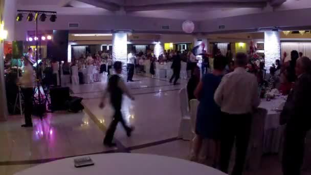 Ospiti al giorno del matrimonio nel ristorante — Video Stock