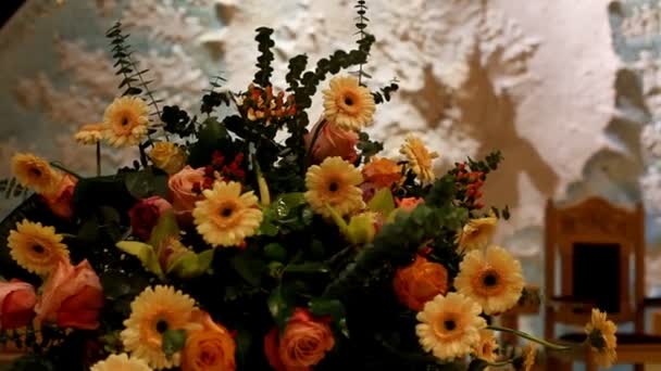 Blomsterarrangemang vid altaret — Stockvideo