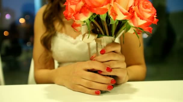 Mains de femme avec bouquet de mariage — Video