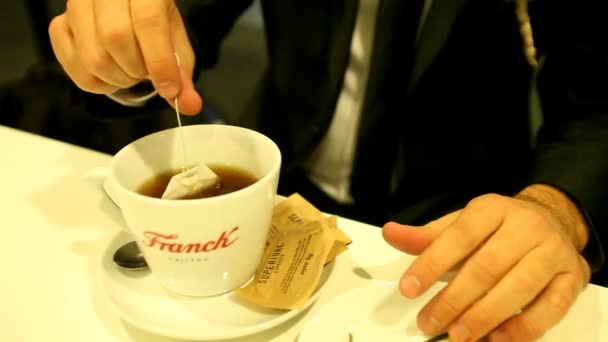 Hände mit einer Tasse Tee — Stockvideo