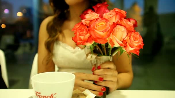 Mains de femme avec bouquet de mariage — Video