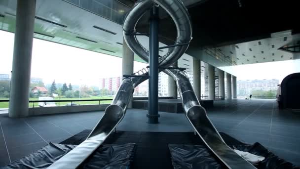 Panoramaaufnahme der Stahlrutsche — Stockvideo