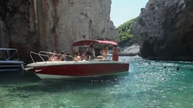 Turistler ve tekne Bay