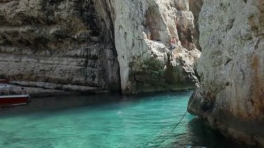 Turistler ve tekne Bay