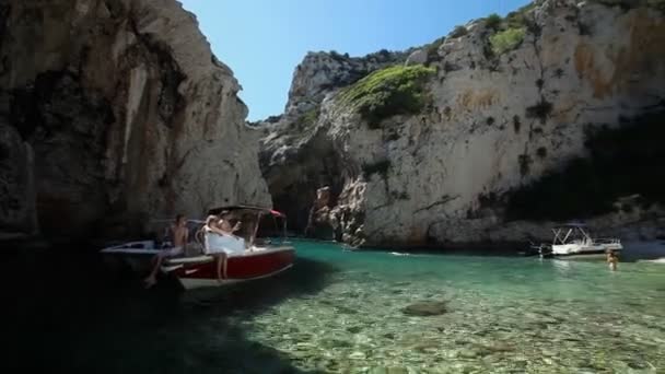 Turistas e barco na baía — Vídeo de Stock