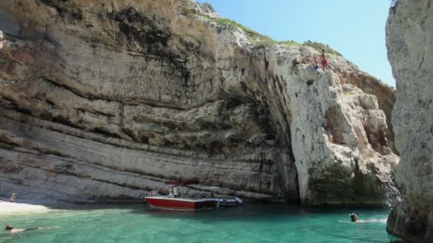 Turisták és a hajó az öbölben — Stock videók