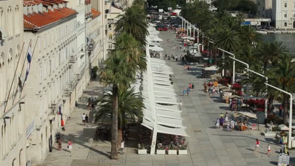 Turistas en el paseo marítimo — Vídeos de Stock