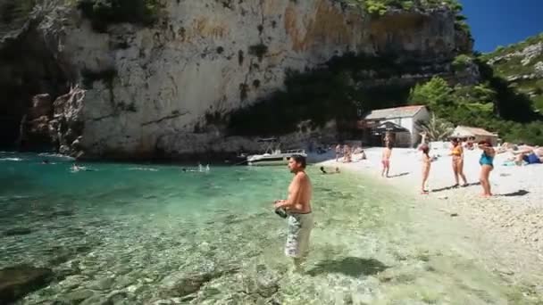 Touristes dans la baie de Stiniva — Video