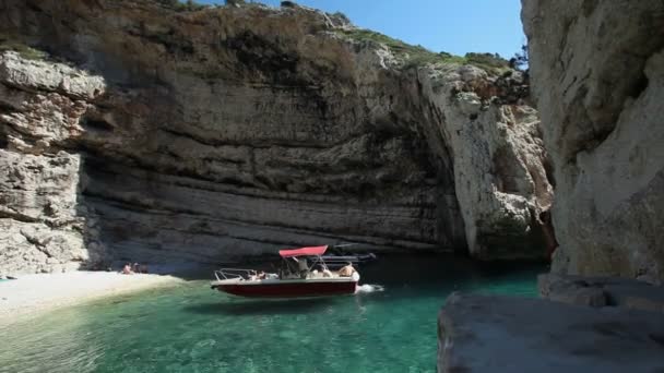 Turisták és a hajó az öbölben — Stock videók