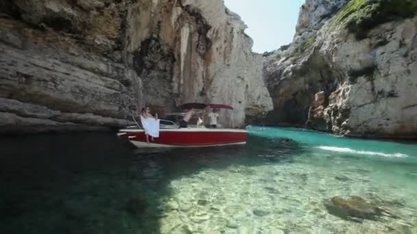 観光客や湾のボート — ストック動画