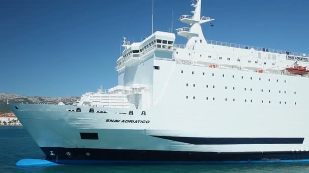 Barcos de ferry no porto — Vídeo de Stock