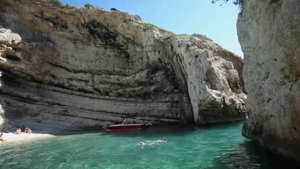 Turisták és a hajó az öbölben — Stock videók