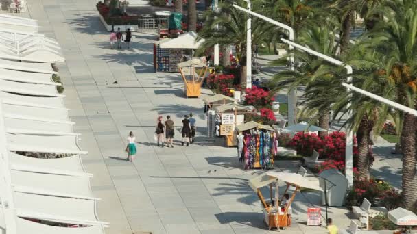 Touristen an der Strandpromenade — Stockvideo