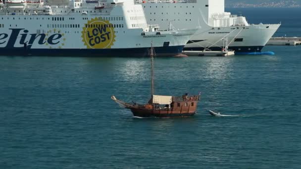 Velho lixo no porto — Vídeo de Stock