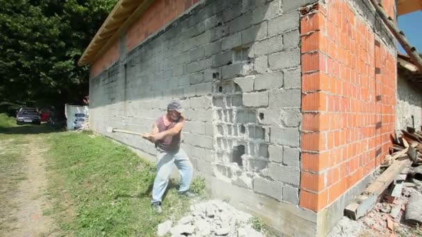Trabalhador batendo parede casa para baixo — Vídeo de Stock
