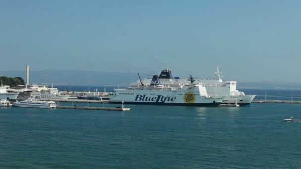 Kruiser en passagiers veerboot boten in haven — Stockvideo