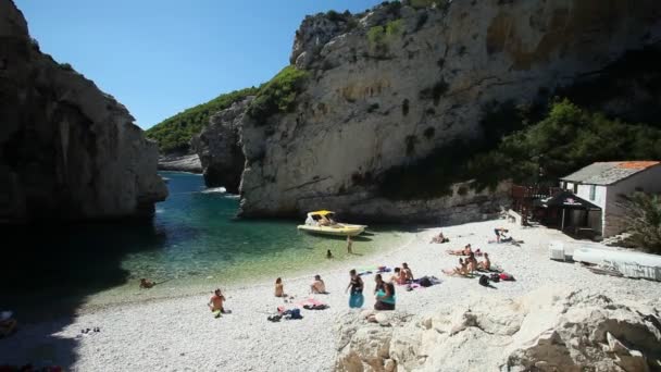 Τουρίστες και βάρκα στον κόλπο — Αρχείο Βίντεο