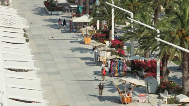 Touristen auf der Promenade — Stockvideo