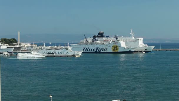 巡洋舰和客运渡船在海港 — 图库视频影像