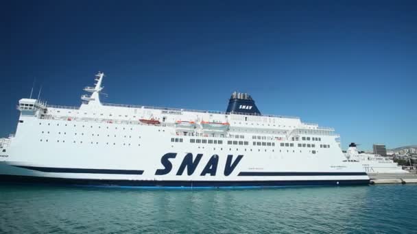 Barcos de ferry no porto — Vídeo de Stock