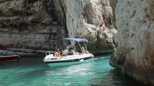 Turisták és a hajó az öbölben — Stock videók