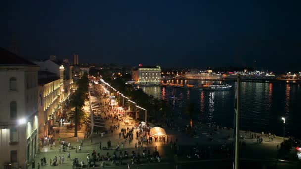 Gece promenade üzerinde turist — Stok video