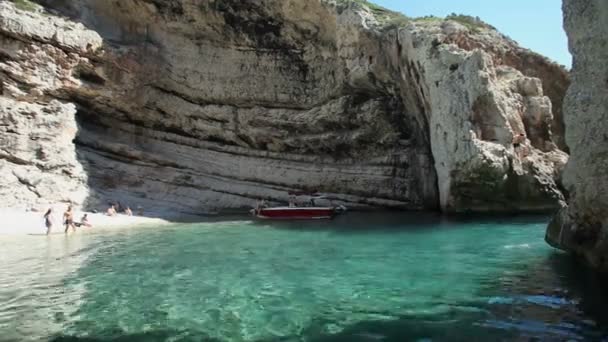 Turisták és a hajó az öbölben — Stock videók