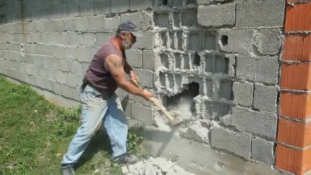 Trabajador derribando pared de la casa — Vídeos de Stock