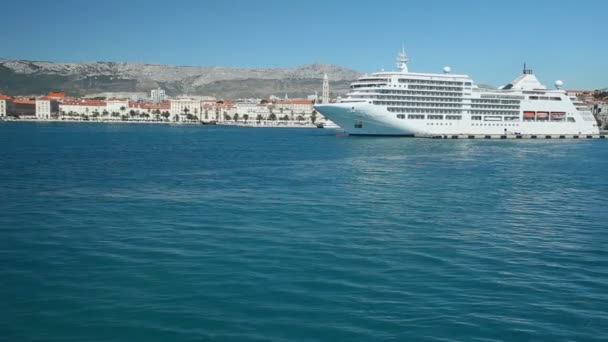 Bateaux de ferry dans le port — Video