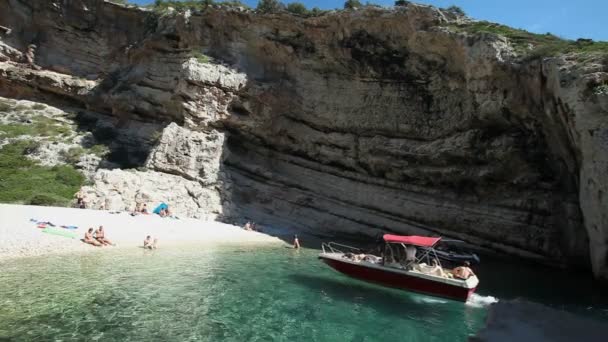 Turisták és a hajó az öbölben — Stock videók